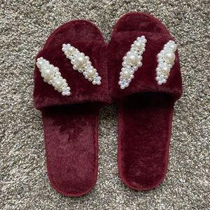 Burgundy fur slippers with white pearls